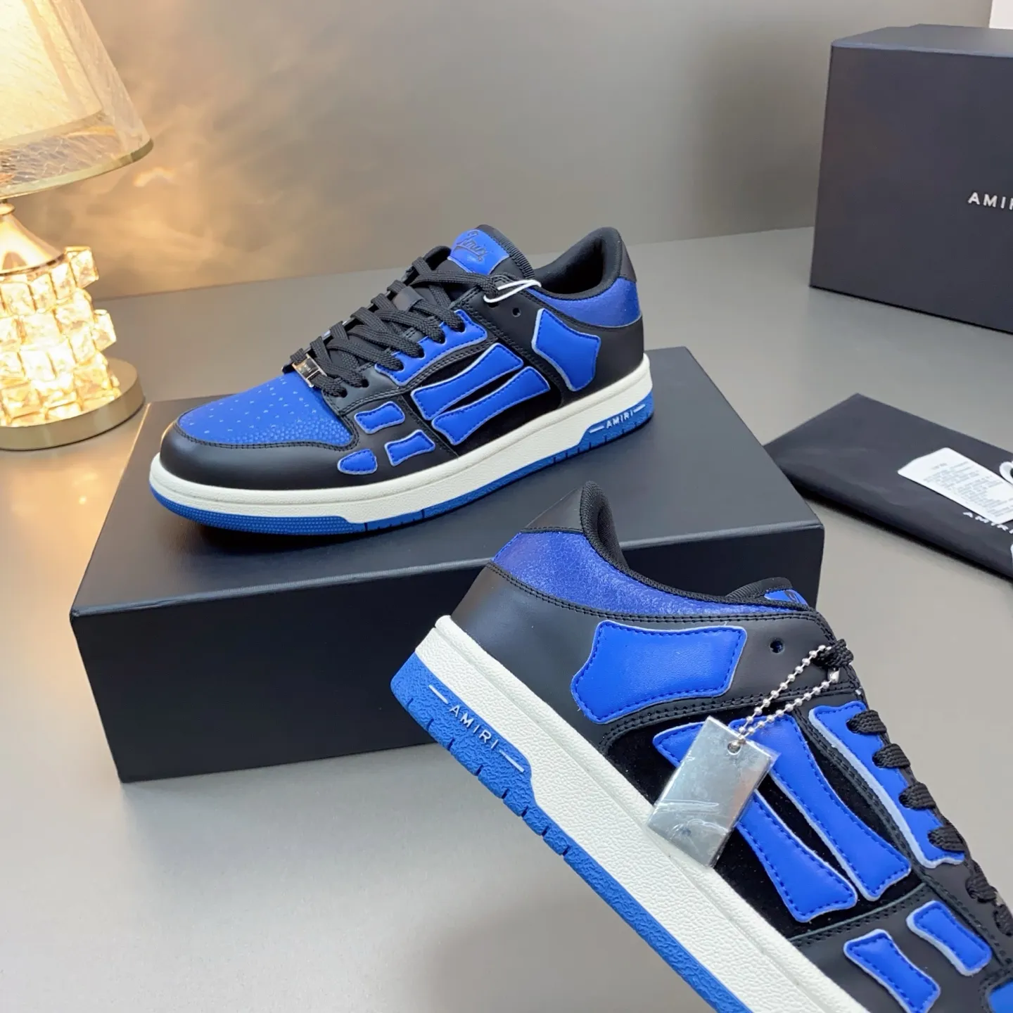 p580🐮🐮AMIRI Couple Style👑 The latest The Pacific Series Couple Style💀🦴Bone Stars Casual Sports Shoes Skateboard Shoes✔️ AMIRI's Pacific shoes are a sneaker that combines luxury and street style. Many celebrities and Internet celebrities have the same style. Its design and workmanship are very exquisite. Made of high-grade cow leather, soft to the touch and highly durable. 💎Fabrics: Original custom imported first-layer cowhide 💎Inner lining: Original customized breathable mesh 💎Foot: Original injection molded one-piece, comfortable, wear-resistant and not tiring for feet 💎Outsole: Original 1:1 molded three-color sole Original outsole 💎Sole thickness: 3CM 💎Size: Female 35-40 Male 39-46 💎Price; Top version 👑Special remarks Remark: (Female size 34 40 . Men's sizes 38 45 46 are customized and cannot be returned or exchanged. Please note when ordering! Thank you🤝🤝